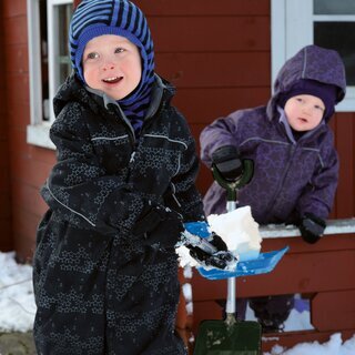 Schneeschaufeln (orange und grn)